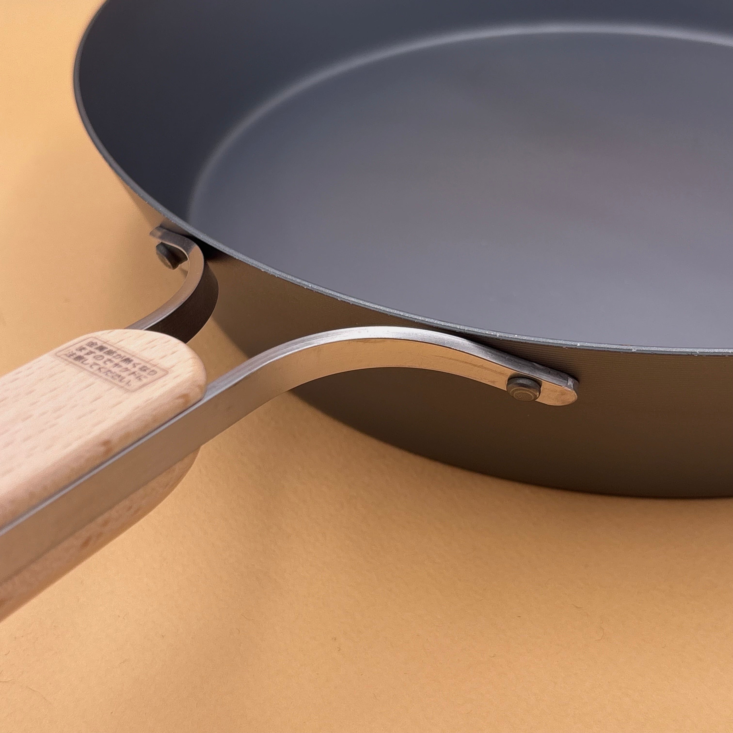 sauteuse acier nitruré japon manche bois 28cm