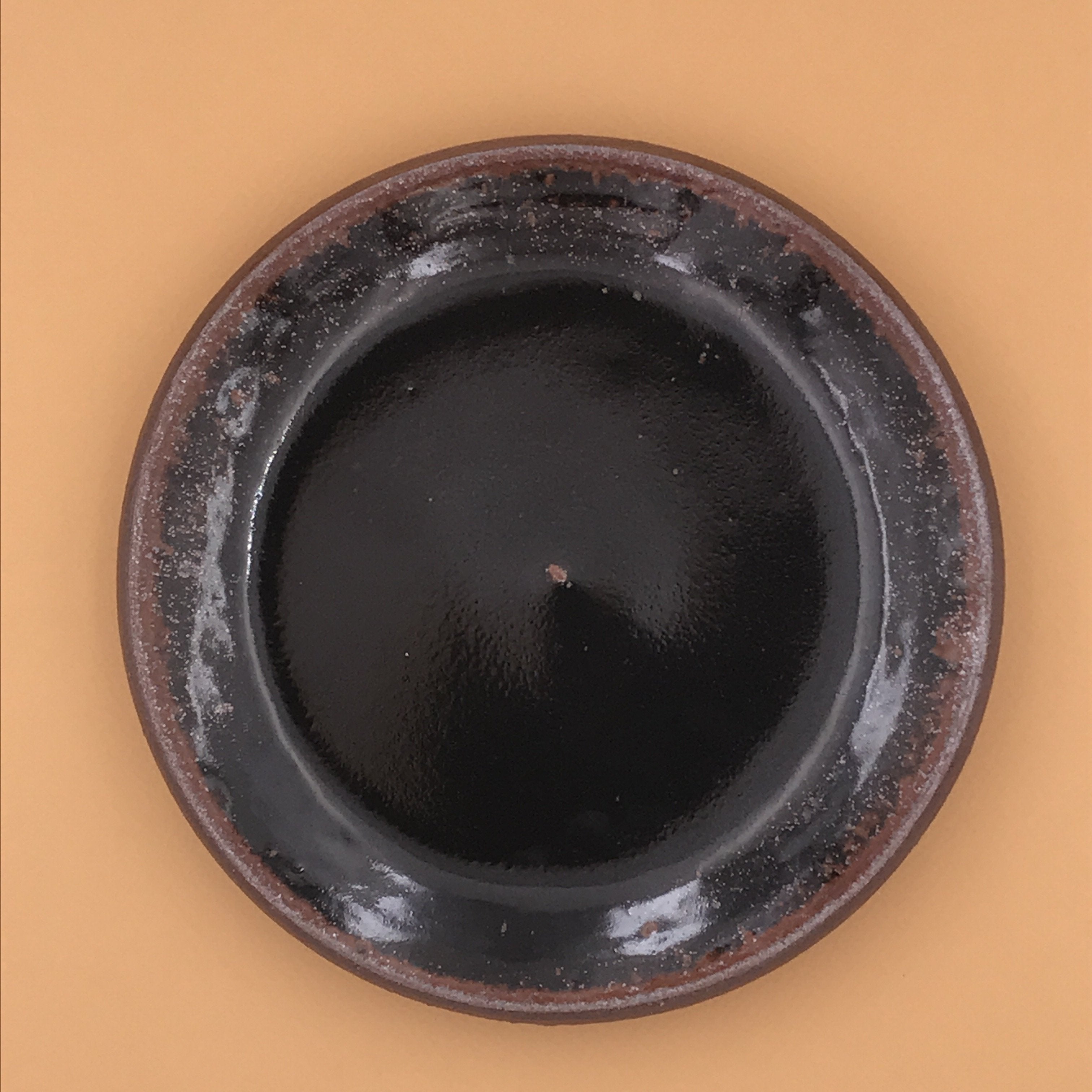 Assiette plate "Tenmoku" - UTILE & ORDINAIRE