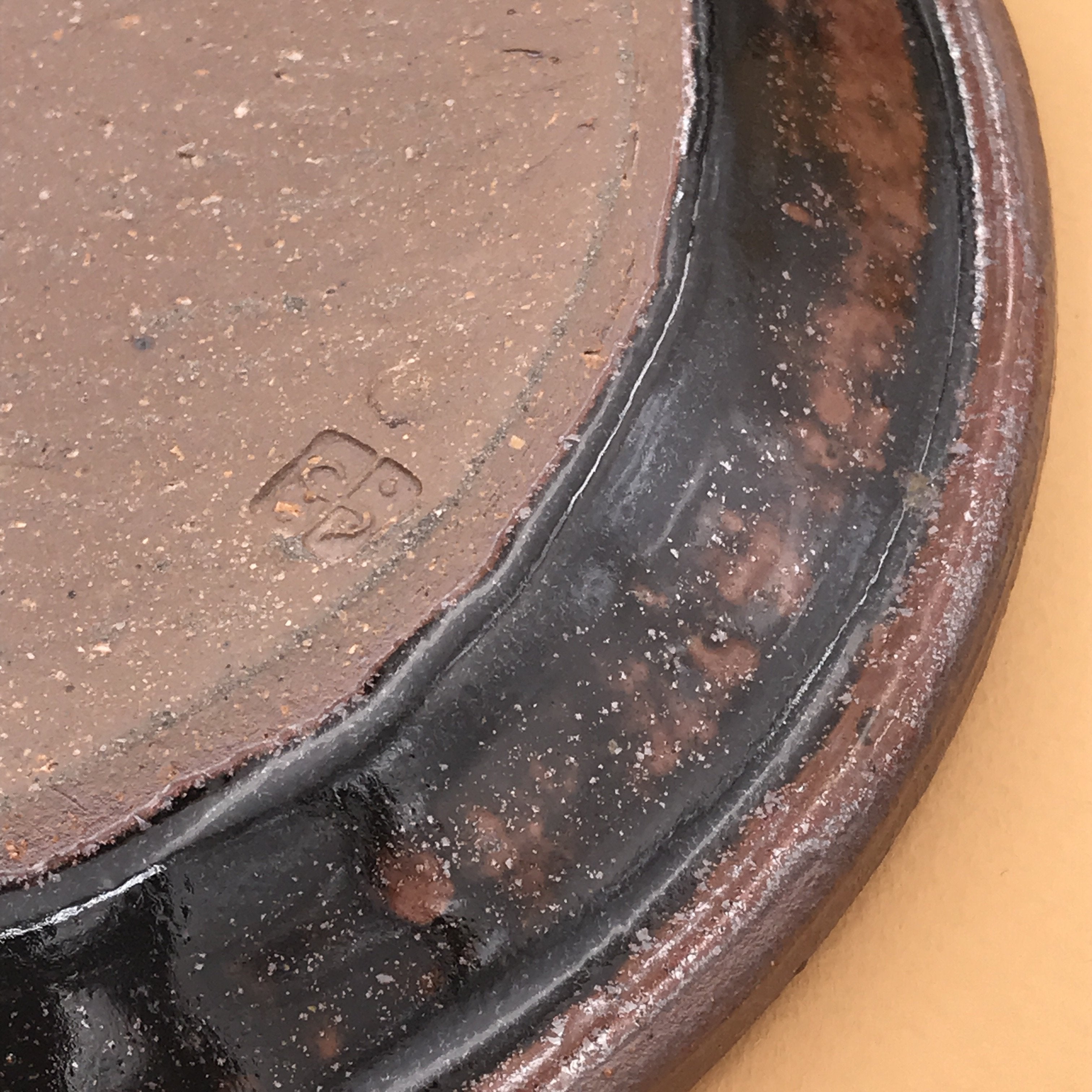 Assiette plate "Tenmoku" - UTILE & ORDINAIRE