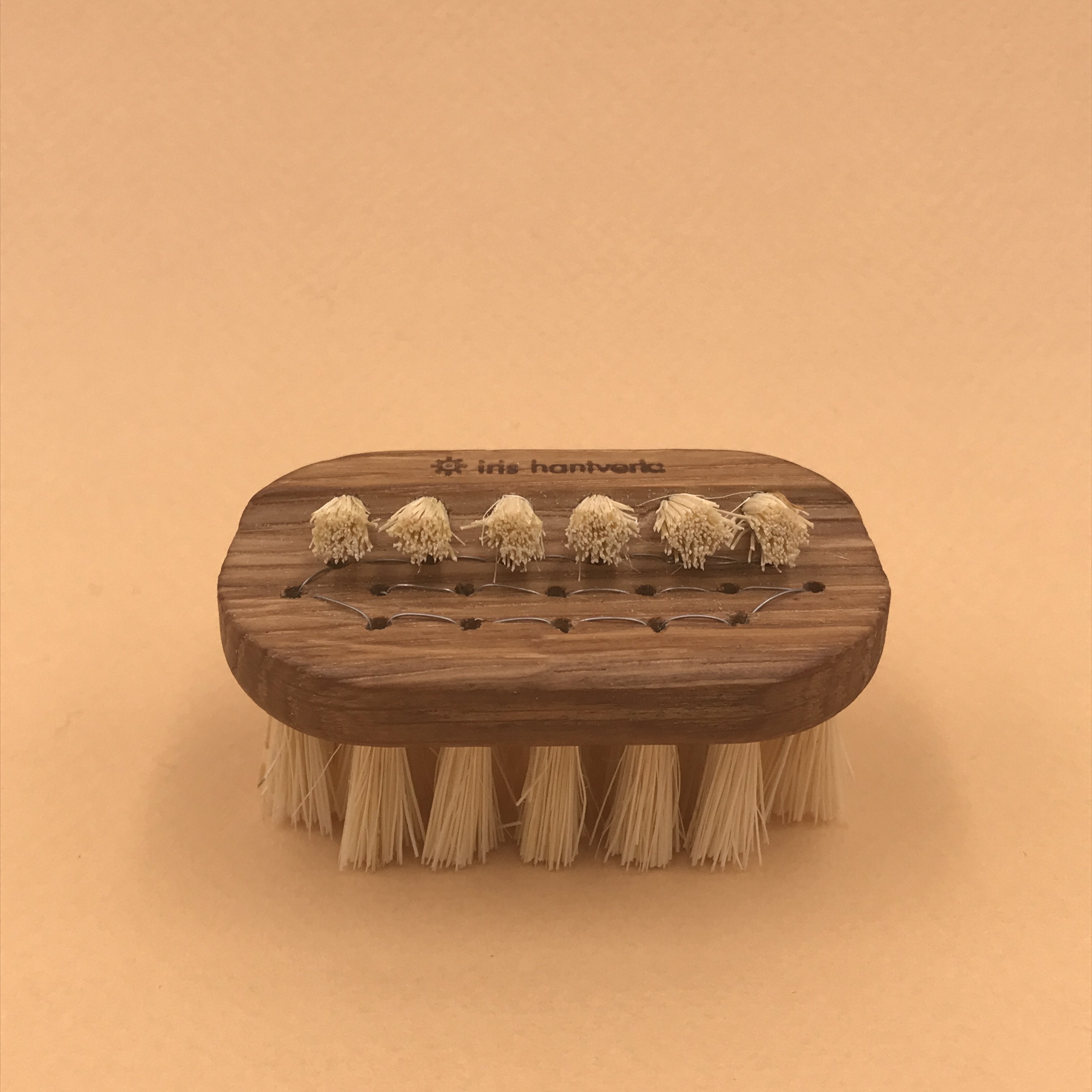 Brosse à ongles en bois - UTILE & ORDINAIRE