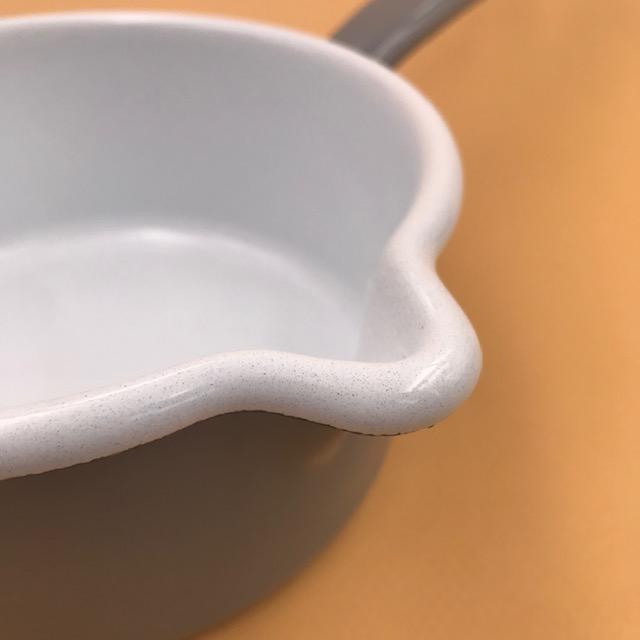 Casserole basse en métal émaillé - UTILE & ORDINAIRE