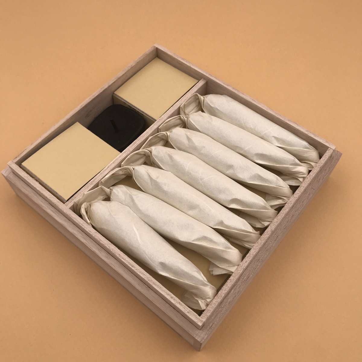 Coffret 7 bougies "TOHAKU" + bougeoir - UTILE & ORDINAIRE
